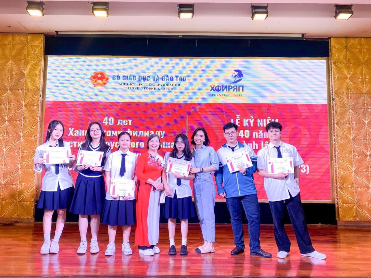 Em Phạm Quang Dương 12 Nga giành giải Nhất cuộc thi Olympic tiếng Nga quốc tế do Phân viện Pushkin tổ chức.